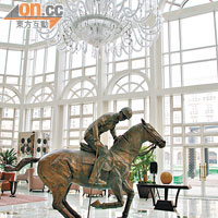 馬球會內放置了不少大型馬球員策馬雕像，夠氣勢又配合主題。