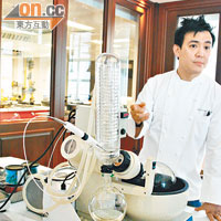Edward向食客示範的廚藝Show，特色是動用了像化學室般的儀器來烹調。