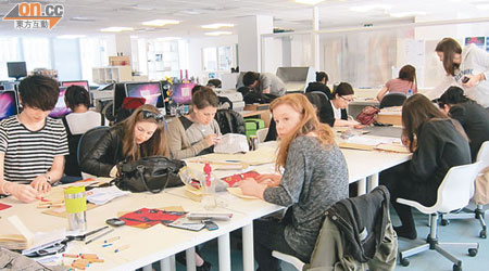 學院為每位學生提供獨立和固定的工作空間，讓學生可隨時進行創作和設計。