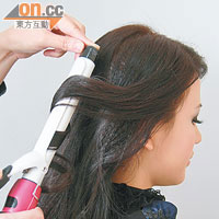 先用粟米夾夾鬈底層頭髮，再用鬈髮器將髮尾部分捲曲。