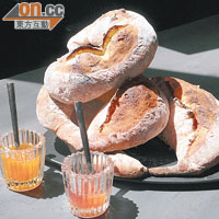 阿朵避自製的麵包，配上鄰居灰黑橘黃主人自製的果醬，絕對是合作無間。