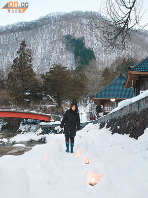 訪客可穿梭於平家集落會場的雪屋路上，近距離感受小雪屋的光與熱。