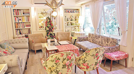 大花布梳化、小餐椅、矮桌子……似足英倫大宅的客廳，感覺舒適，是下午消閒好去處。