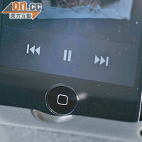 插槽設於機頂，支援接駁iPhone/iPod播歌及充電。