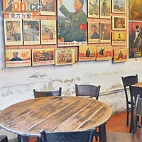 Laksa餐廳內的舊事物堆滿一角，餐廳本身確是以博物館風格建成。