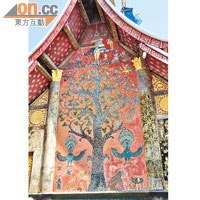 佛學中重要的表徵生命之樹，就刻在廟的正面。