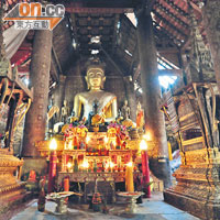 香通寺大殿氣氛嚴肅，不像王宮寺廟般俗氣。