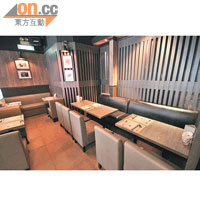 設計簡約、用色深沉的裝潢，加上寬敞的座位，令人感覺好舒服。