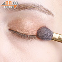 幻美香橙花Steps<br>1 先將金色眼影在眉骨位由眼頭掃至眼尾，再用橙色眼影掃在整個眼窩。