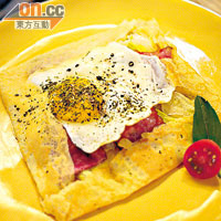脆培根太陽蛋可麗餅是法式做法，材料豐富又可口。