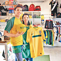 場內紀念品店有售各式各樣的足球紀念品，當中巴西隊球衣和足球最為人氣。足球R$178（約HK$765），球衣R$128（約HK$550）。