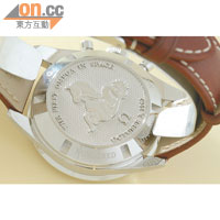 錶底壓印OMEGA海馬圖案、「THE FIRST OMEGA IN SPACE」及「OCTOBER 3, 1962」字樣。手錶是編號生產，並刻於錶底。