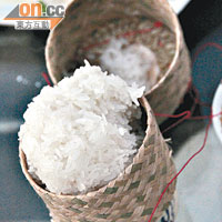 糯米飯是老撾人主要食糧，人人用手捏搓來吃。