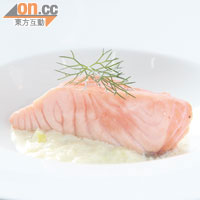 低溫煮三文魚<BR>Eddy的首本名菜，挪威三文魚以攝氏46度的鵝油慢煮20分鐘，入口超柔滑，魚油鵝油香滿滿。