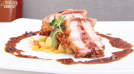 N.C. Roast Iberico Pork Belly $268<br>選用西班牙Iberico極黑豬腩肉，簡單以喜馬拉雅山鹽和北卡羅萊納州香料醃過夜，接柯打後以蘋果木屑慢烤至外皮香脆，油香盡出，香噴噴！