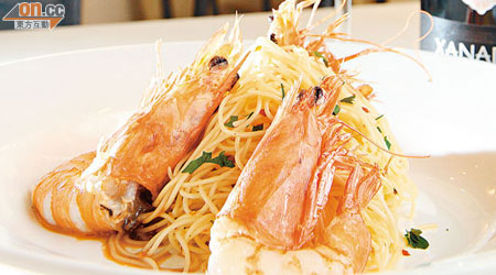 Chilli and Garlic King Prawns Angel Hair Pasta $148（套餐，包沙律或餐湯及飲品）<br>新鮮大蝦肉質爽甜有蝦膏，加蒜蓉和辣椒煮天使麵，惹味中不失海水鮮香。