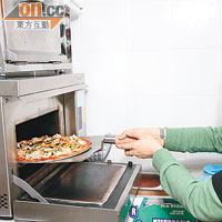 瑞士的Pizza焗爐，底部是大理石，只需幾分鐘就焗好一個Pizza，餅底脆卜卜。