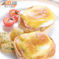 Egg Benedict $120（i）<BR>經典西式蛋菜，半島酒店大堂茶座做的，用法國有機蛋炮製，蛋黃流心Creamy，蛋香撲鼻，而且蛋白張力十足，配English Muffin和蜜糖燒有骨火腿吃，超豐富。