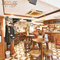 McSorley's亦分兩層，是一間英式酒吧，提供多款啤酒和英式小吃。
