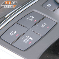 提供差速控制、DSR（斜坡輔助系統）及懸掛控制按鍵，按下便能讓汽車適應不同路況。