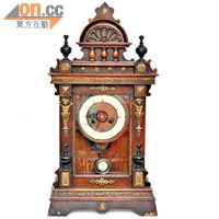 有百年歷史的古老大鐘，鐘上有浮雕裝飾，上鏈後會「看心情」運作，很有性格。售價待定