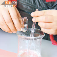 steps<BR>1：先將驅蚊水需用的材料混合攪拌。