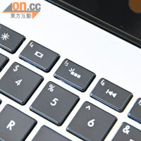 按「F5」啟動鍵盤背光效果，可以智能感測與用家的距離，自動調節亮度。