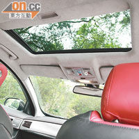 車頂置有偌大的電動天窗，有助提升車廂開揚度。