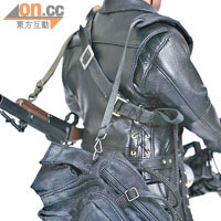 新增電影中用來裝子彈的旅行袋。
