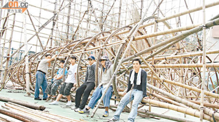 陳金原師傅（右一）與一眾家族男丁，承繼父業，多年來合力搭建包山。