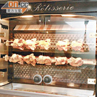 開放式廚房內放置直立式烤肉燒爐和Pizza焗爐。