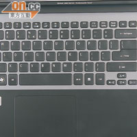 全尺寸朱古力鍵盤不易入塵，打字手感也不俗。