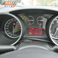 銀框雙圓錶板早成車系標記，還置有可顯示各項資訊的中央屏幕。