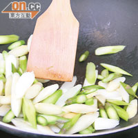 無論白蘆筍或綠蘆筍都不宜煮太久，落鑊後應快炒以保持爽脆。