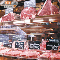 冷藏櫃擺放各式各樣的鮮肉，以供選擇。
