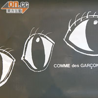 過往招式！<BR>川久保玲對Filip Pagowski寵愛有加，繼1999年後，2000年再以他繪畫的Black Eyes為COMME des GARÇONS SHIRT Collection宣傳海報。