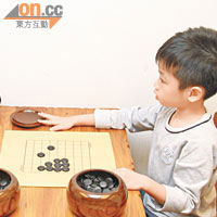 年紀小小的學員，面對同色圍棋，提子、下子的手法都很迅速。