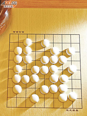 9×9格是標準的小棋盤，初哥用來學習同色棋最適合。