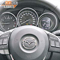 加有銀框的三圓錶板顯示資料豐富，右方更有屏幕顯示行車資訊。