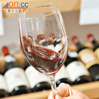 飲紅酒時應拿着杯腳，而轉杯的作用是引發香氣，但只限於複雜的厚身酒。
