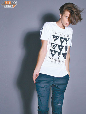 TOM by The Other Man白色Print Tee $168、Dickies深藍色811 Chino Pants $328、The Other Man白×淺啡色Worker Boots $498 