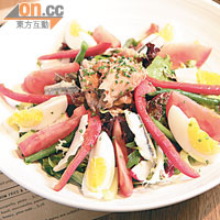 Nicoise Salad $108<br>沙律材料包括吞拿魚、雞蛋、橄欖、青豆及雜菜，食材新鮮分量大，可以用來當主菜。