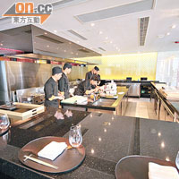 餐廳中央設有大型開放式廚房，客人可一睹廚子們獻技，食物的香氣在室內飄送，比起傳統的懷石料理更互動。