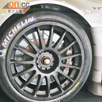胎軨尺碼為18吋，且屬於賽車必然的輕量化設計。