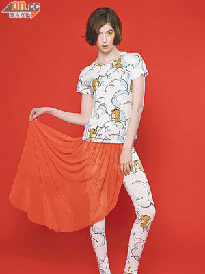 白色Bear & Clouds All Over Print Tee $849、白色Bear & Clouds All Over Print雪紡Leggings $1,098