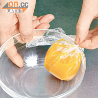 先製作杧果流心，將杧果蓉加入檸檬汁和魚膠粉（先加熱融解）拌勻，以保鮮紙包成球狀，放進雪櫃雪3小時。