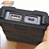 USB及micro USB插口都有防水膠邊保護。