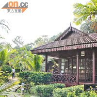 別墅身處翠綠的園林內，建築以傳統馬拉式為主。