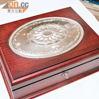 紅木鍍銀首飾盒，體積超巨，層架分明，大小飾物能分類安置，非常實用。$6,370（b）