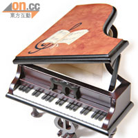 鋼琴造型音樂首飾盒，優雅得像擺設一樣。$2,990（a）